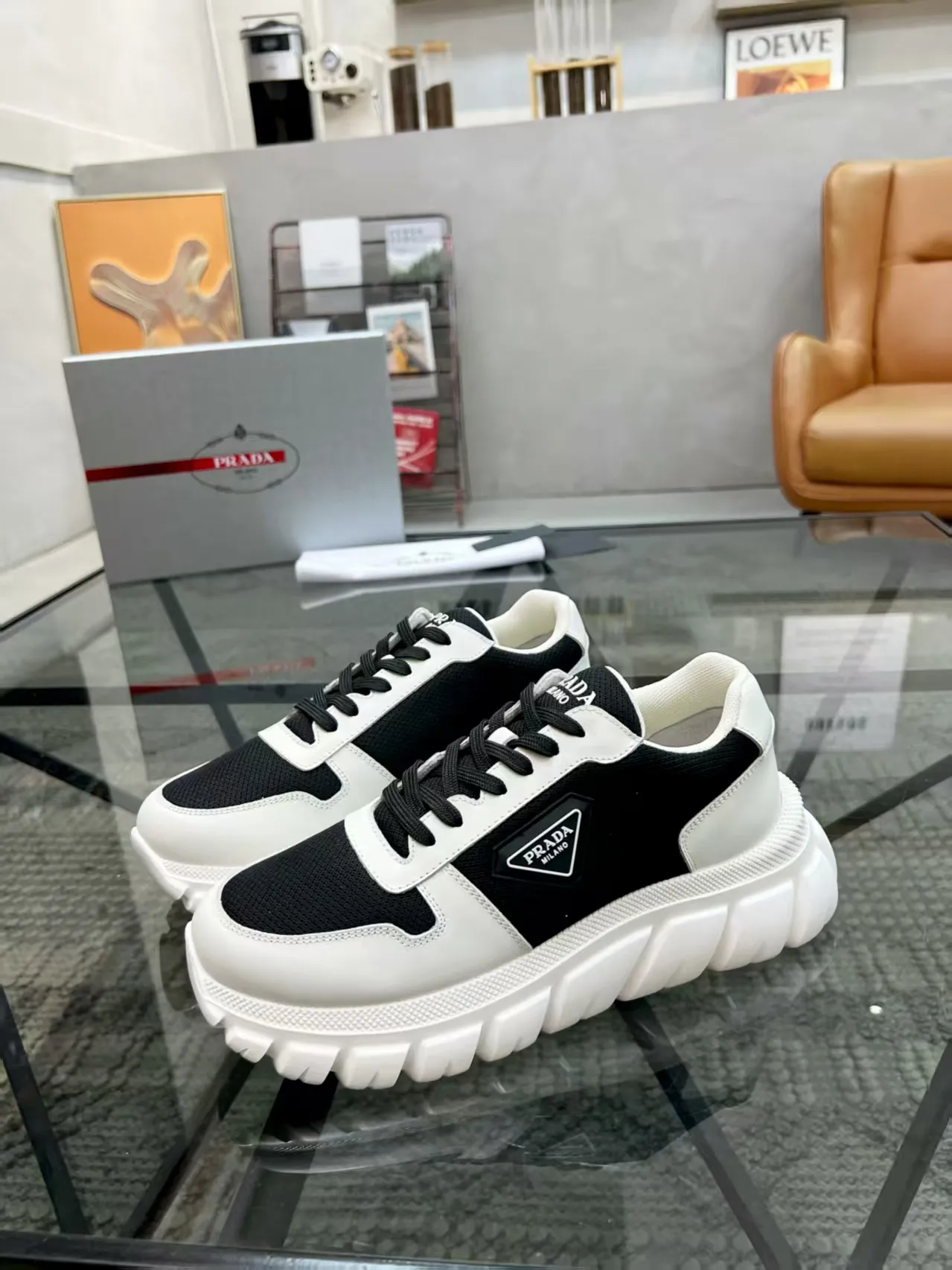 P420 Yuan 38-45 Prada Prada’s new men’s genuine leather sneakers, the highest version on the market, any comparison is welcome🆚! The original leather has excellent texture and is super high-end! Fetal sheep net lining imported from Italy, removable pad! Luxurious materials and fine workmanship, highly recommended!